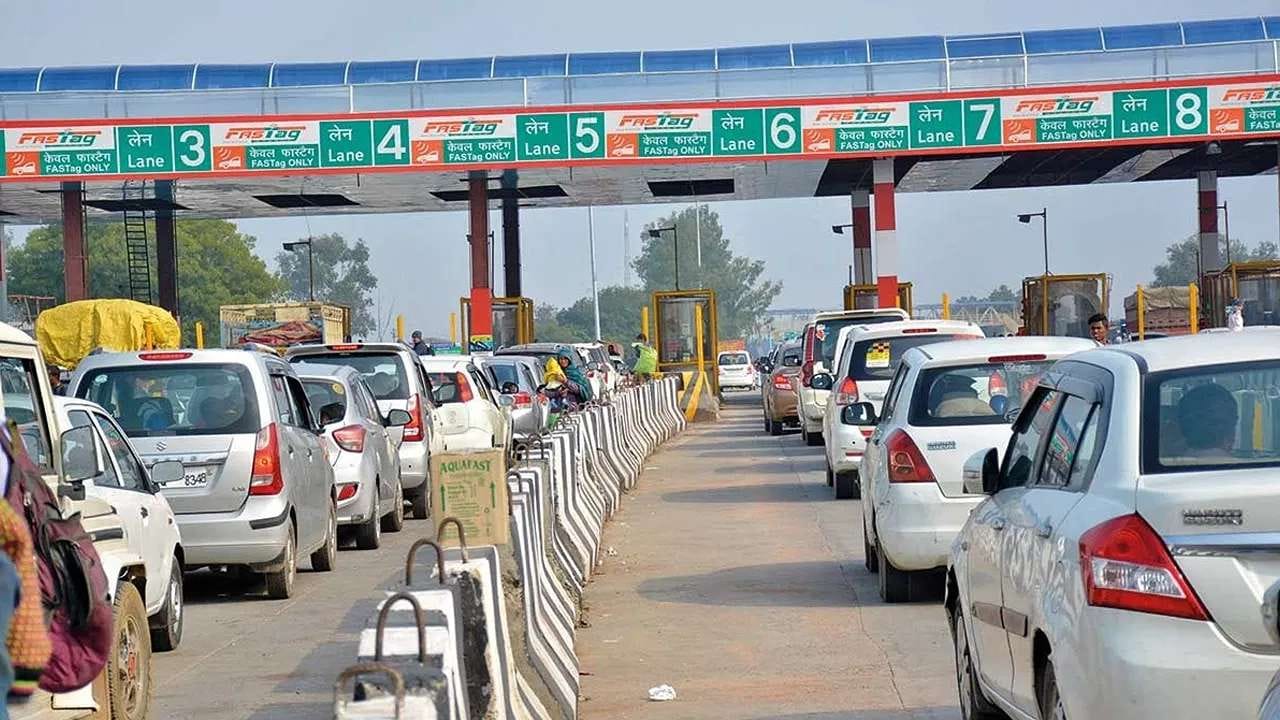 NHAI ટોલ પ્લાઝા પર લાંબી લાઈનો ઘટાડવા માટે સતત પ્રયાસો કરી રહી છે. આ દરમિયાન, ટોલ ટેક્સ અંગે લોકોમાં વિવિધ ગેરસમજો જોવા મળે છે. સૌથી સામાન્ય પ્રશ્નોમાંનો એક એ છે કે શું ટોલ પ્લાઝા પર વાહનોની લાઈન 100 મીટરથી વધી જાય અથવા રાહ જોવાનો સમય ત્રણ મિનિટથી વધુ હોય તો ટોલ ટેક્સ માફ કરવામાં આવે છે ?