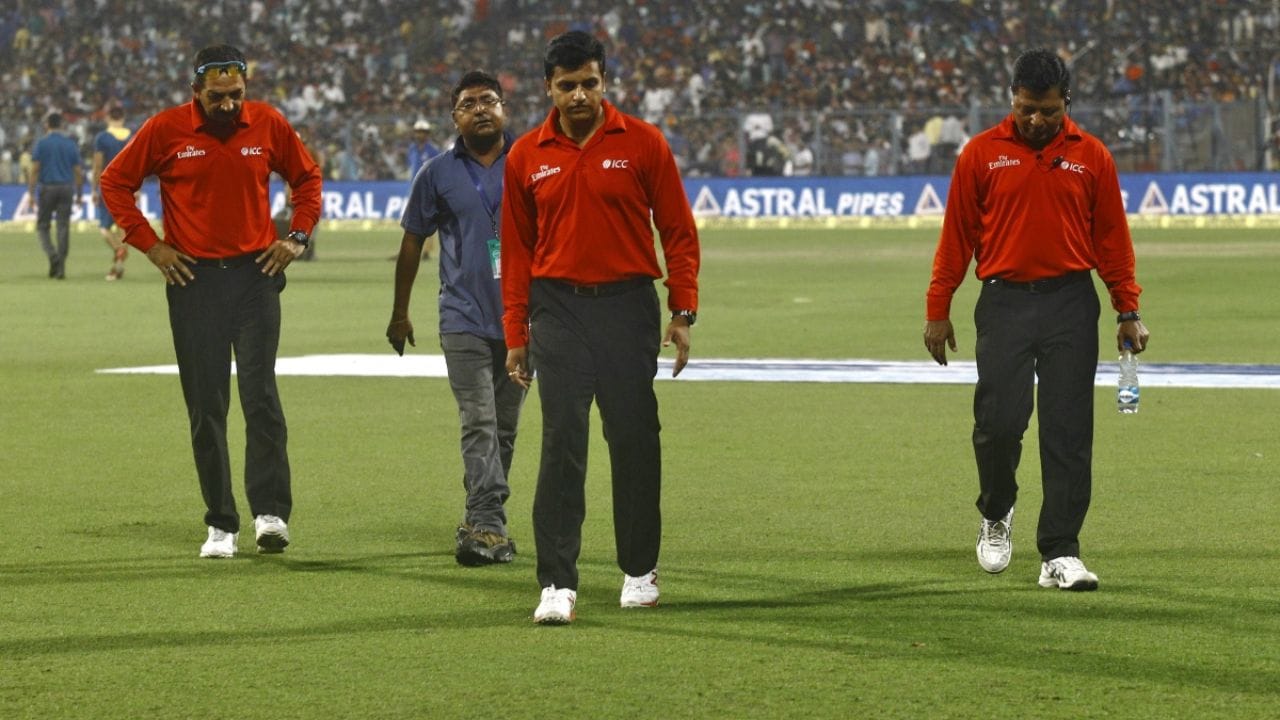 BCCIએ અમ્પાયરોને ચાર ગ્રેડમાં વિભાજીત કર્યા છે: ગ્રેડ A, B, C અને D. ગ્રેડ A અને B અમ્પાયરો સિનિયર ડોમેસ્ટિક ટુર્નામેન્ટમાં અમ્પાયરિંગ કરશે, જ્યારે ગ્રેડ C અને D અમ્પાયરો જુનિયર ટુર્નામેન્ટમાં અમ્પાયરિંગ કરશે.