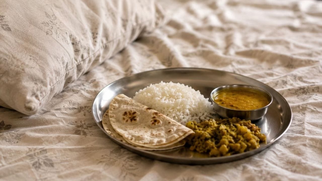 વાસ્તુ શાસ્ત્ર અનુસાર, જમવા સંબંધિત કેટલાક નિયમોનું પાલન કરવું મહત્વપૂર્ણ છે. તમે ક્યાં અને કેવી રીતે ખાઓ છો તે તમારા ઘરની ઉર્જા પર નોંધપાત્ર અસર કરે છે. જાણો કે ઘરના કયા ભાગોમાં ભોજન ટાળવું જોઈએ.