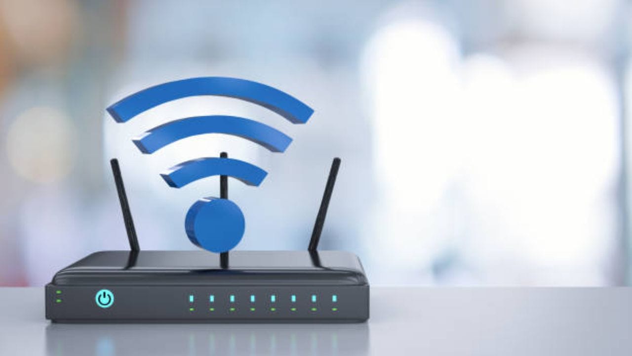 જ્યારે આપણે આપણા ઘરમાં નવું WiFi કનેક્શન ઇન્સ્ટોલ કરવાનું વિચારીએ છે ત્યારે સૌથી મોટી મૂંઝવણ એ છે કે વાયર્ડ કે વાયરલેસ કનેક્શન કેવું વધુ સારું રહેશે. બંને વિકલ્પોના પોતાના ફાયદા અને ગેરફાયદા છે. જે પહેલાથી જ જાણવું જોઈએ. (Image Source | iStock)