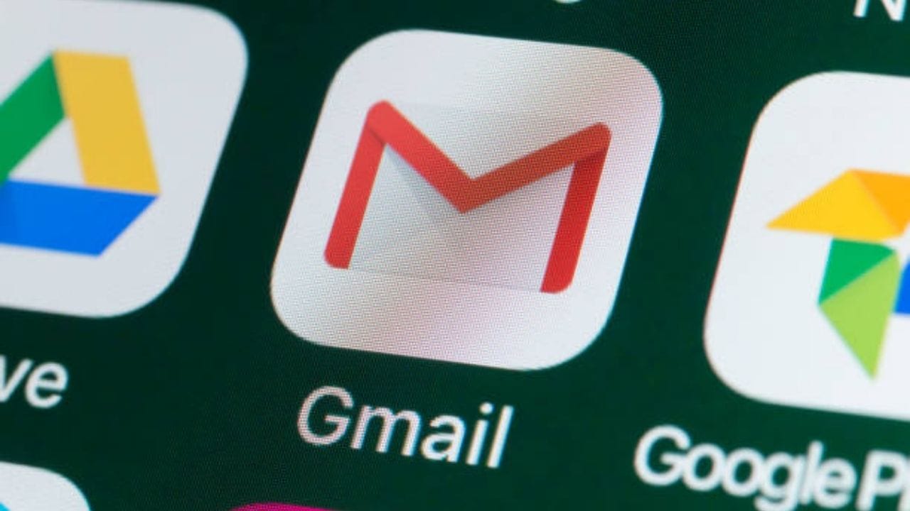 ઓફિસ, કોલેજ અથવા કંપની તરફથી આવેલો મહત્વનો Email જો Inbox ને બદલે સીધો Spam Folder માં જતો રહે, તો તે સરળતાથી નજરઅંદાજ થઈ શકે છે. ખાસ કરીને કોઈ ઓળખીતી વ્યક્તિ અથવા વિશ્વસનીય કંપનીના Email વારંવાર Spam માં જતા હોય, તો Gmail ની કેટલીક સેટિંગ્સની મદદથી આ સમસ્યા ઘટાડી શકાય છે. (Image Source | iStock)