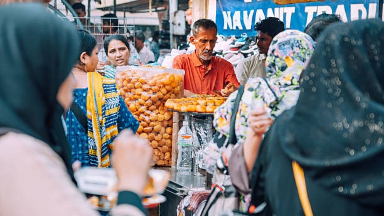 સ્ટ્રીટ ફૂડનું નામ સાંભળતાં જ ઘણા લોકોને લાગે છે કે તે સ્વાસ્થ્ય માટે નુકસાનકારક હોય છે. જોકે, દરેક વખતે આવું હોતું નથી. કેટલાક સ્ટ્રીટ ફૂડ એવા પણ છે, જેને યોગ્ય રીતે તૈયાર કરીને ખાવામાં આવે તો તે સ્વાસ્થ્ય માટે ફાયદાકારક બની શકે છે. (Image Source | iStock)