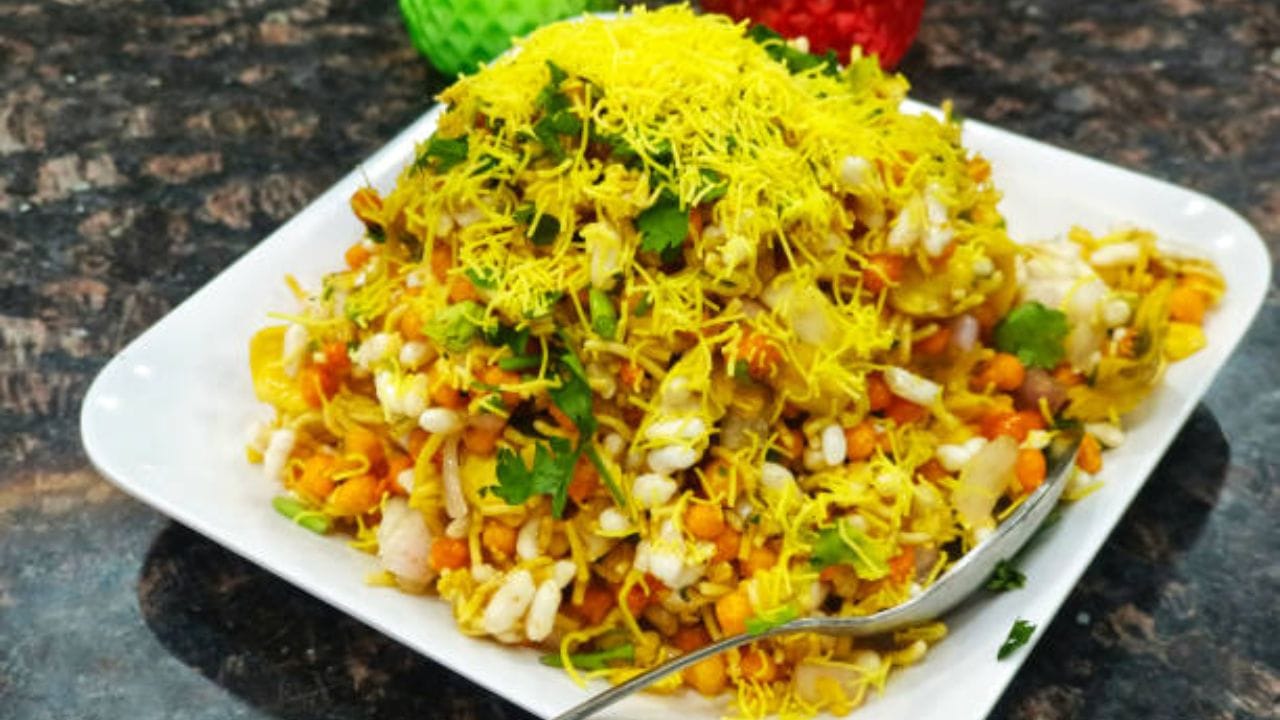 ભેળપૂરી: ભેળપૂરીમાં મમરા, ડુંગળી, ટામેટાં, કાકડી, કોથમીર અને લીંબુ જેવી વસ્તુઓ મિક્સ કરીને બનાવવામાં આવે છે. નિષ્ણાતોના મતે, મમરામાં કાર્બોહાઇડ્રેટ્સ હોય છે. જે શરીરને ઊર્જા આપવામાં મદદ કરે છે. ભેળપૂરીને વધુ હેલ્ધી બનાવવા માટે તેમાં સેવ અને મીઠાનો ઉપયોગ ઓછો કરવો જોઈએ. (Image Source | iStock)