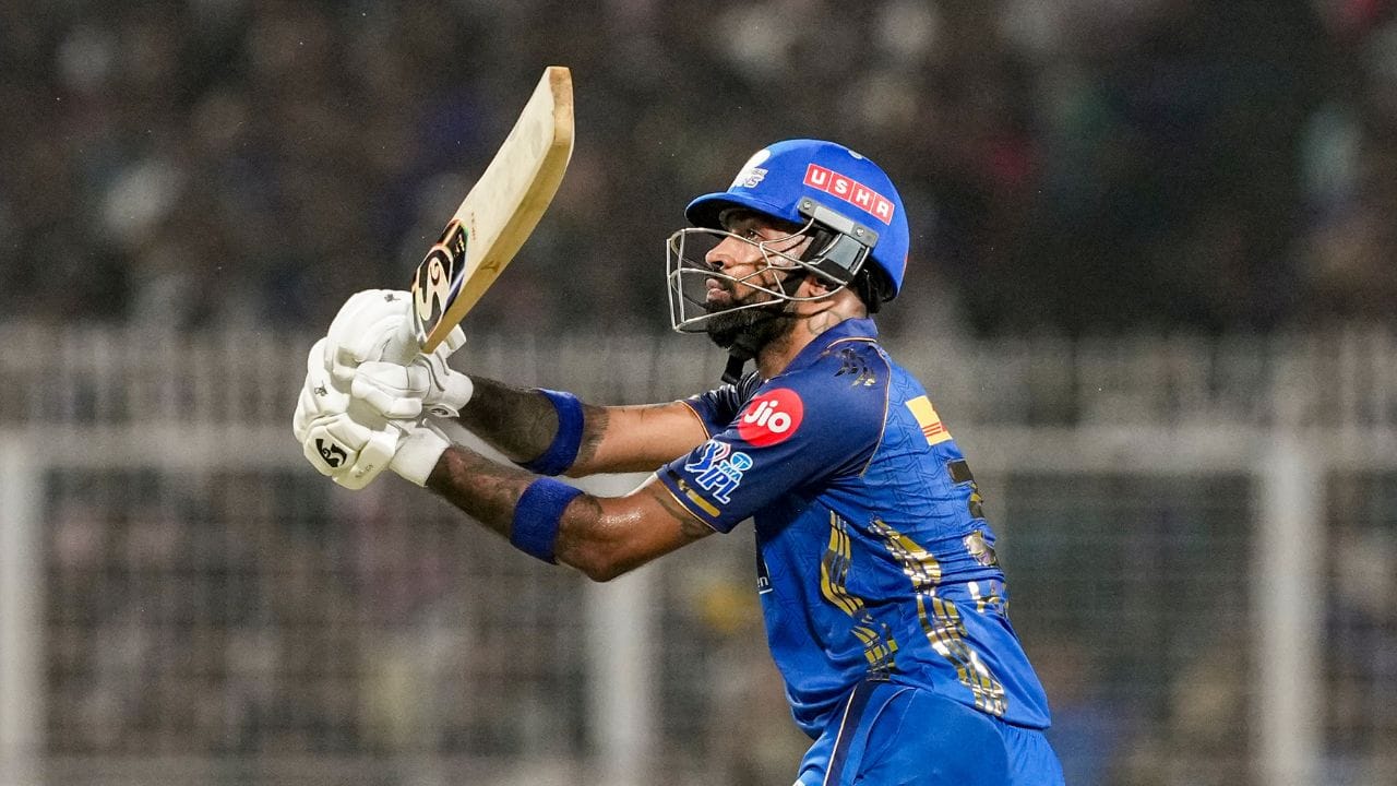 IPL દરમિયાન તેને ઈજા થઈ હતી. જેના કારણે તે બે-ત્રણ મેચ રમી શક્યો નહોતો. જોકે, સિઝન પૂરી થયા બાદથી તે સંપૂર્ણપણે ક્રિકેટથી દૂર છે. હવે તેની વાપસી ક્યારે થશે તે મોટો સવાલ છે. સૂત્રો અનુસાર, હાર્દિક હવે સીધો IPL 2027 ની સિઝનમાં જ મેદાન પર વાપસી કરતો જોવા મળી શકે છે. (Image Source | PTI)