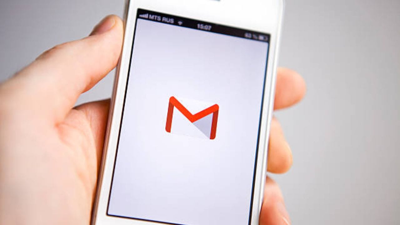 જે વ્યક્તિ અથવા કંપનીના Email વારંવાર Spam માં જતા હોય, તેમનું Email Address Google Contacts માં સેવ કરીને રાખી શકાય છે. આ માટે Google Contacts ખોલીને નવો Contact બનાવો અને સંબંધિત Email Address સેવ કરો. (Image Source | iStock)