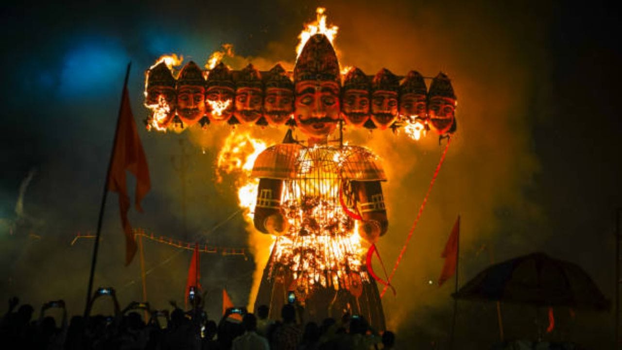 આ દરેક વૃત્તિ માનવીના જીવનમાં આવતા પડકારોનું પ્રતિનિધિત્વ કરે છે. અનિયંત્રિત ઇચ્છાઓ વ્યક્તિને ખોટા નિર્ણયો તરફ દોરી શકે છે, જ્યારે ક્રોધ તેની નિર્ણયશક્તિને અસર કરી શકે છે. નોંધનીય છે કે દસ નકારાત્મક વૃત્તિઓનું આ અર્થઘટન એક લોકપ્રિય નૈતિક સમજ છે. રાવણનાં દસ માથાં વિશેની આ યાદી તમામ ધાર્મિક ગ્રંથો અને પરંપરાઓમાં એકસરખી રીતે સ્વીકારાયેલી નથી. (Image Source | iStock)