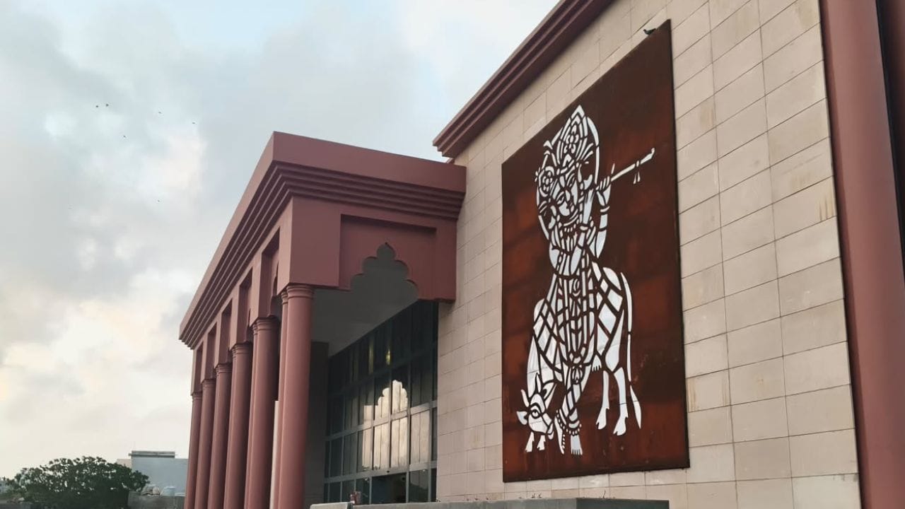 મ્યુઝિયમમાં કુલ નવ થીમેટિક ગેલેરીઓ બનાવવામાં આવશે. આ ગેલેરીઓ દ્વારા ભગવાન શ્રીકૃષ્ણની દિવ્ય લીલાઓ, જીવનપ્રસંગો અને ભગવદ્ ગીતાના શાશ્વત સંદેશને નવી પેઢી સુધી પહોંચાડવાનો પ્રયાસ કરાશે. (Image Source | X @InfoGujarat)