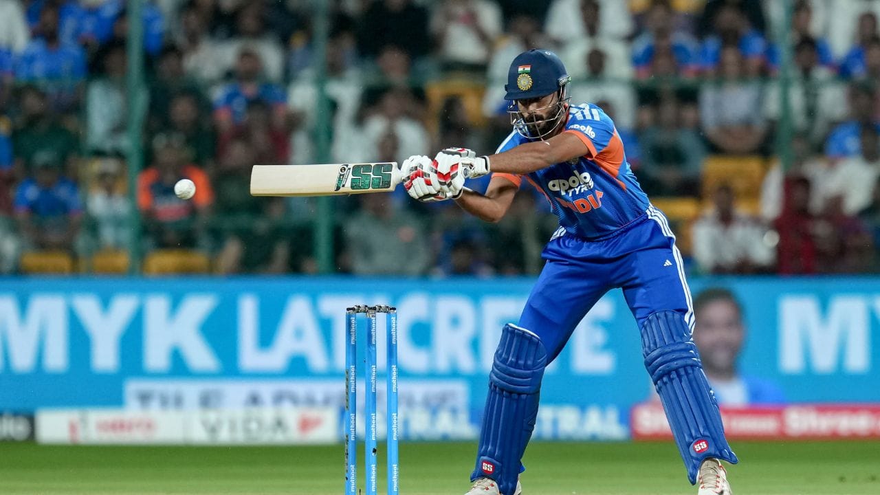 T20 આંતરરાષ્ટ્રીય ક્રિકેટમાં ભારતીય બેટર દ્વારા પોતાની ઇનિંગની પહેલી ત્રણ બોલમાં બનાવેલા આ સંયુક્ત રીતે સૌથી વધુ રન છે. વર્ષ 2018 માં દિનેશ કાર્તિકે બાંગ્લાદેશ સામે પણ પોતાની ઇનિંગની પ્રથમ ત્રણ બોલમાં 16 રન બનાવ્યા હતા. (Image Source | PTI)