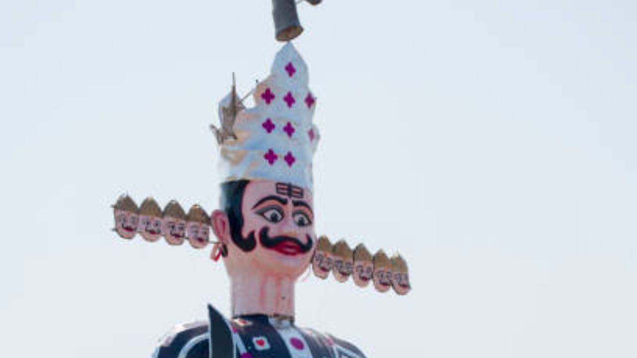 પરંતુ રાવણની કથા જ્ઞાન અને સાચી સમજ વચ્ચેનો તફાવત પણ સમજાવે છે. અપાર બુદ્ધિ, વિદ્વત્તા અને શક્તિ હોવા છતાં, નૈતિક સિદ્ધાંતોનું પાલન ન કરવું અને પોતાની ભૂલોનો સ્વીકાર ન કરવો તેના પતનનાં મુખ્ય કારણોમાં સામેલ હતાં. રાવણનું પાત્ર આપણને શીખવે છે કે માત્ર જ્ઞાન હોવું પૂરતું નથી. જ્ઞાનની સાથે નમ્રતા, આત્મસંયમ અને અન્ય લોકો પ્રત્યે સન્માન પણ એટલાં જ જરૂરી છે. (Image Source | iStock)
