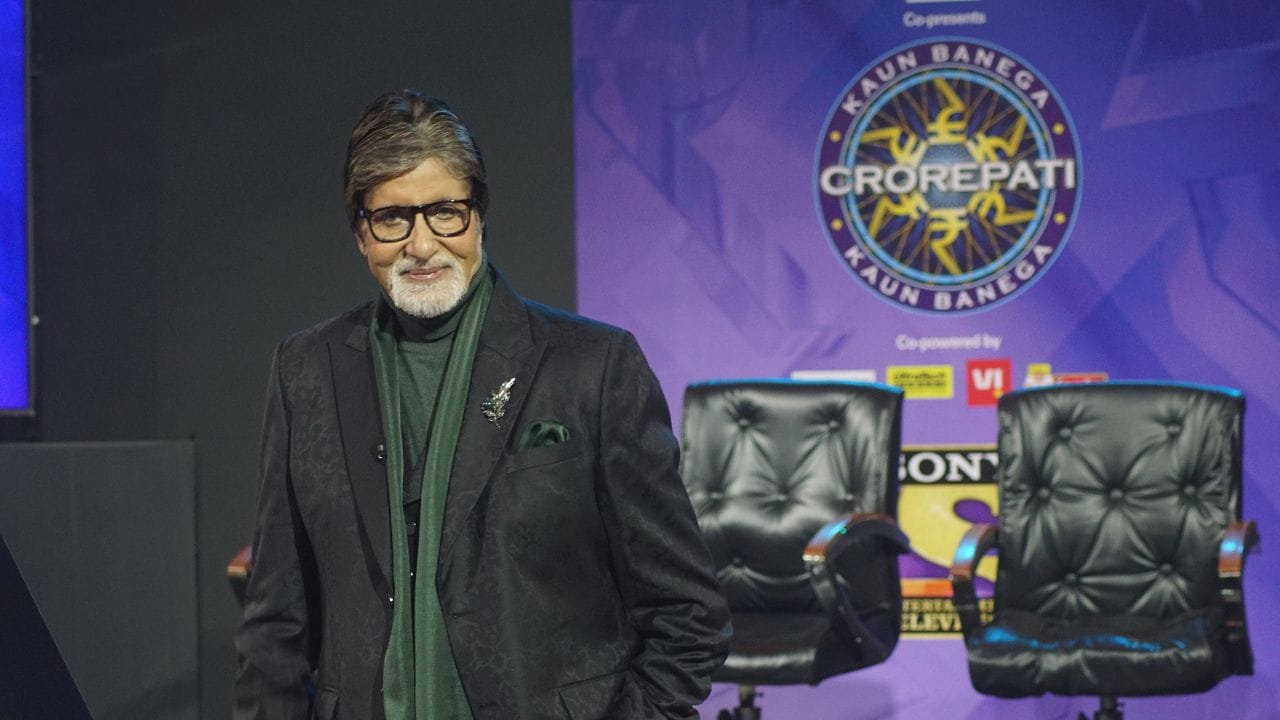 આજના ડિજિટલ યુગમાં KBC માત્ર ટીવી સુધી સીમિત રહ્યો નથી. દર્શકો SonyLIV જેવા OTT પ્લેટફોર્મ પર પણ શો જોઈ શકે છે, જો તે પ્લેટફોર્મ પર ઉપલબ્ધ હોય. ડિજિટલ પ્લેટફોર્મ પર શો બતાવવાથી સબસ્ક્રિપ્શન, જાહેરાતો અને ડિજિટલ વિતરણ સાથે જોડાયેલી વ્યવસાયિક વ્યવસ્થાઓ દ્વારા આવક ઊભી થઈ શકે છે. આ રીતે KBC ટીવી ઉપરાંત ડિજિટલ માધ્યમોમાં પણ પોતાની પહોંચ વધારે છે. જોકે, આ આવકનો ચોક્કસ હિસ્સો શોના નિર્માતાઓ, પ્રસારણકર્તાઓ અને ડિજિટલ પ્લેટફોર્મ વચ્ચે થયેલા કરારો પર આધારિત હોય છે. (Image Source | GettyImages)