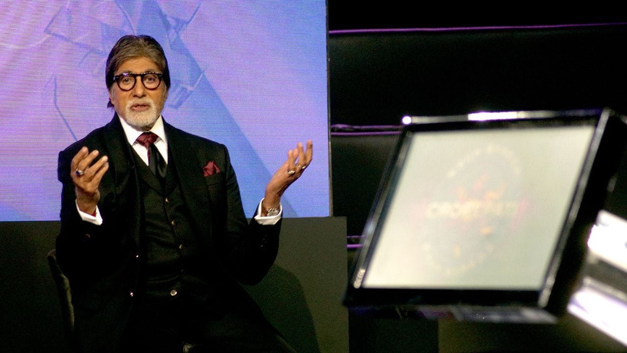 KBC સાથે જોડાયેલું ‘Play Along’ ફીચર દર્શકોને ઘરે બેઠા મોબાઇલ દ્વારા રમતમાં ભાગ લેવાની તક આપે છે, જ્યારે આ સુવિધા ઉપલબ્ધ હોય છે. આના કારણે દર્શકો માત્ર ટીવી પર શો જોતા નથી, પરંતુ પ્રશ્નોના જવાબ આપીને શો સાથે જોડાયેલા પણ રહે છે. તેનાથી દર્શકોની ભાગીદારી અને ડિજિટલ પ્લેટફોર્મ પર તેમનો સમય વધારી શકાય છે. (Image Source | GettyImages)