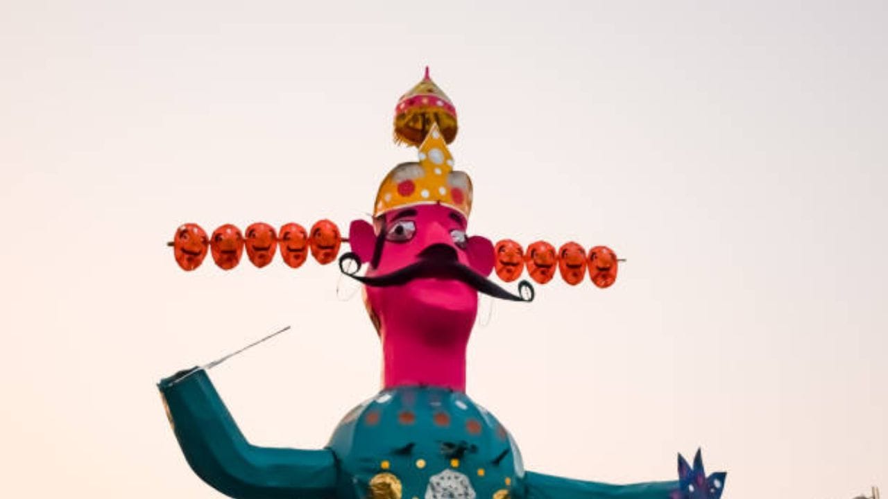 દશેરા પર આ કથા આપણને પરંપરાગત ઉજવણીથી આગળ વધીને નમ્રતા, આત્મસંયમ અને રોજિંદા જીવનમાં સદાચારનું મહત્ત્વ સમજવાની તક આપે છે. આખરે, રાવણની કથા આપણને યાદ અપાવે છે કે બુદ્ધિ અને શક્તિ જ મહાનતાનો માપદંડ નથી. સાચી શક્તિ જ્ઞાનનો જવાબદારીપૂર્વક ઉપયોગ કરવામાં, પોતાની નબળાઈઓ પર નિયંત્રણ રાખવામાં અને સત્ય તથા સદાચારનો માર્ગ પસંદ કરવામાં રહેલી છે. (Image Source | iStock)