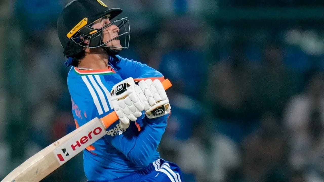 અભિષેક શર્માએ T20માં પહેલી ઓવરમાં 13 છગ્ગા ફટકારવાનો પોલ સ્ટર્લિંગ-એવિન લુઈસનો રેકોર્ડ તોડ્યો હતો.
