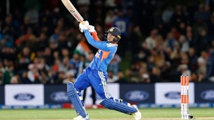 T20 પાવરપ્લેમાં 100 છગ્ગા ફટકારનાર પ્રથમ બેટ્સમેન બન્યો અભિષેક શર્મા