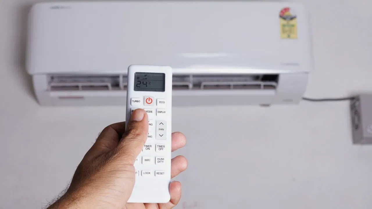 AC ને 18°C ​​ને બદલે 24°C પર ચલાવો : ગરમીથી રાહત મેળવવા માટે, ઘણા લોકો AC ચાલુ કર્યા પછી તરત જ તેનું તાપમાન 18°C ​​અથવા 20°C પર સેટ કરે છે. તેઓ માને છે કે આનાથી રૂમ ઝડપથી ઠંડો થાય છે, પરંતુ AC સેટિંગ ગમે તે હોય, તે તેની ક્ષમતા મુજબ જ કામ કરે છે. તાપમાન ખૂબ ઓછું રાખવાથી કોમ્પ્રેસર લાંબા સમય સુધી ચાલી શકે છે, જેનાથી વીજળીનો વપરાશ વધે છે.