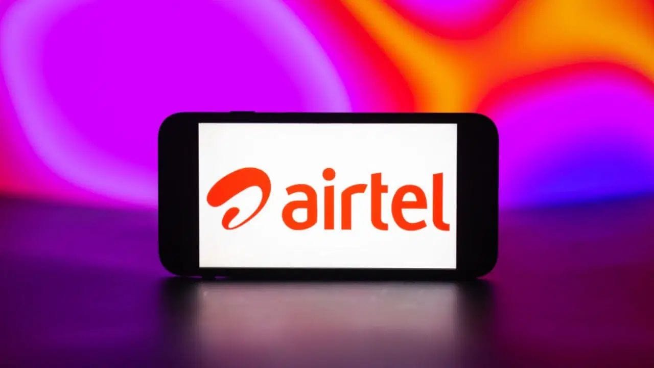 ટેલિકોમ કંપની ભારતી એરટેલે (Airtel) પોતાના ગ્રાહકો માટે ત્રણ નવા 'Voice-Only' પ્રીપેડ રિચાર્જ પ્લાન રજૂ કર્યા છે, જેની શરૂઆતી કિંમત ₹185 છે. આ તમામ પ્લાનમાં અનલિમિટેડ વૉઇસ કૉલિંગ અને 300 SMS ની સુવિધા આપવામાં આવી રહી છે. ખાસ કરીને જે યુઝર્સ ફોનમાં ઇન્ટરનેટ ડેટાનો ઉપયોગ કરતા નથી અથવા માત્ર સેકન્ડરી સિમ કાર્ડ એક્ટિવ રાખવા માંગે છે, તેમના માટે આ પ્લાન અત્યંત ઉપયોગી સાબિત થઈ શકે છે.