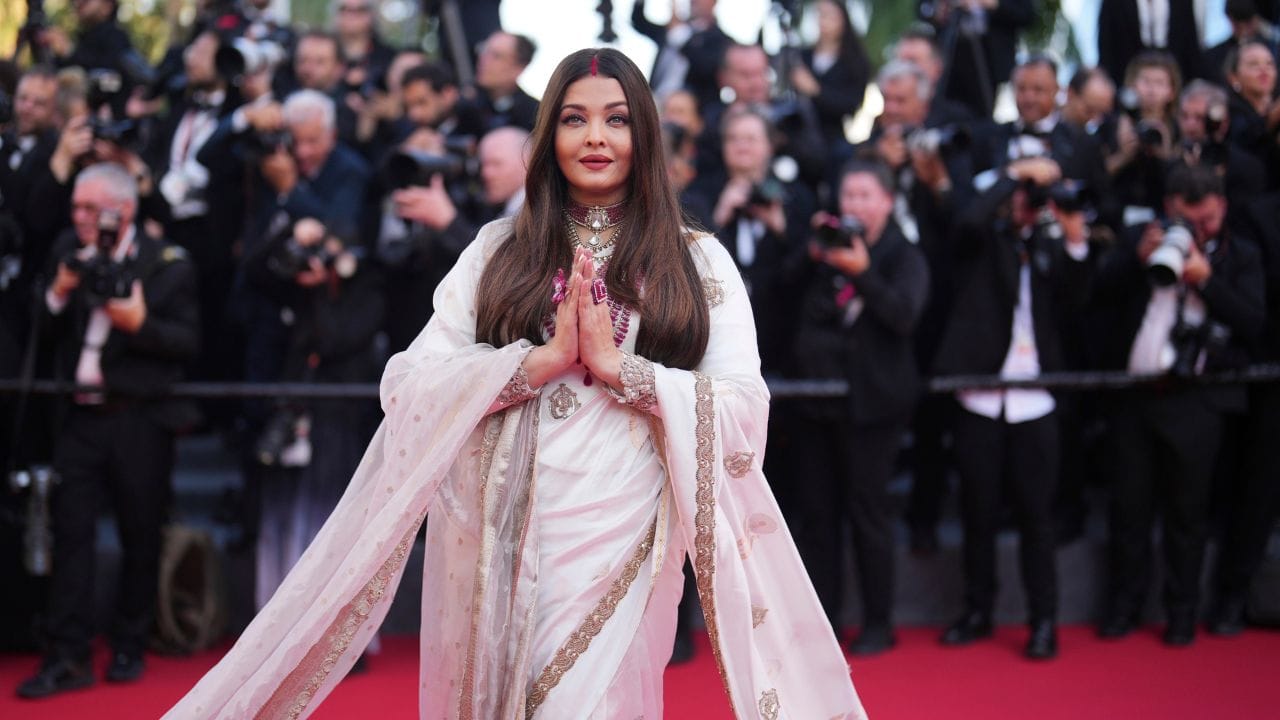 એશ્વર્યા રાય જે વ્યક્તિને ઈન્સ્ટાગ્રામ પર ફોલો કરે છે. તે બીજું કોઈ નહી પરંતુ તેનો પતિ અને બોલિવુડ સ્ટાર અભિષેક બચ્ચન છે. તે માત્ર જૂનિયર બચ્ચનને ફોલો કરે છે. બંને વર્ષ 2007માં લગ્ન કર્યા હતા. બંને એક દીકરીના માતા-પિતા છે. તેની દીકરીનું નામ આરાધ્યા બચ્ચન છે.