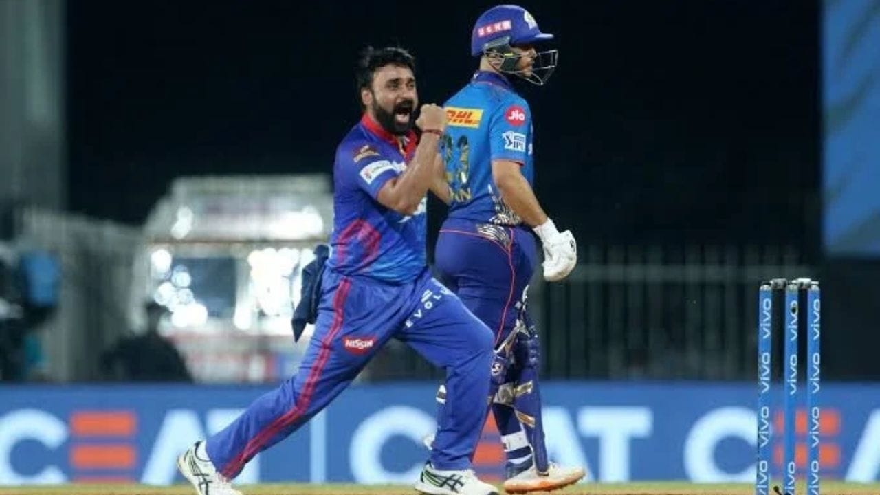 અમિત મિશ્રાએ પોતાની IPL કારકિર્દીમાં 162 મેચ રમીને કુલ 174 વિકેટ ઝડપી હતી. તે IPLમાં ત્રણ હેટ્રિક લેનારા એકમાત્ર બોલર પણ છે.