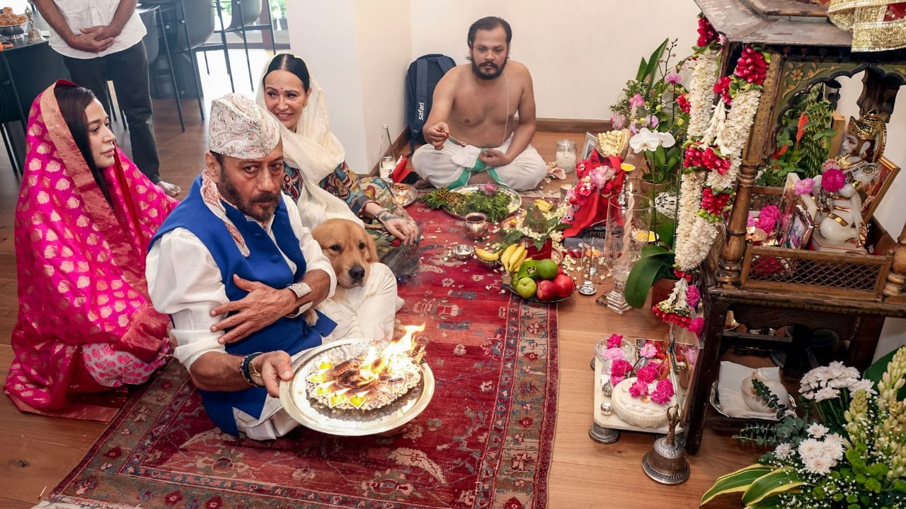 આયેશા શ્રોફ પહેલી વાર જેકી શ્રોફને 13 વર્ષની ઉંમરે એક ચાલમાં મળી હતી. તેમની વચ્ચે સામાન્ય વાતચીત થઈ હતી, જેના કારણે તેમની લવ સ્ટોરી શરૂ થઈ હતી. જેકી શ્રોફે  એક ઇન્ટરવ્યુમાં પણ તેમના સંબંધો વિશે વાત કરી હતી.
