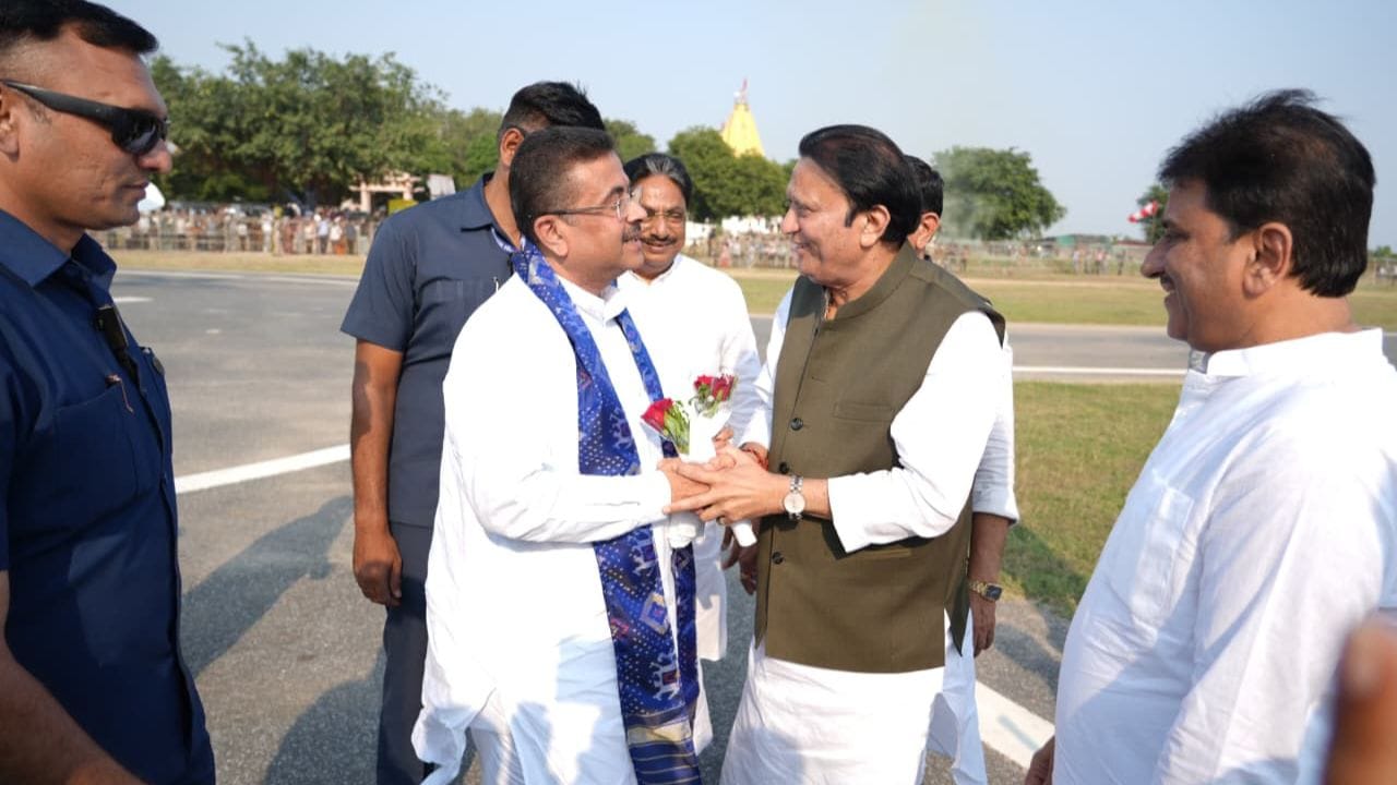 સુવેન્દુ અધિકારી વડનગરમાં યોજાયેલા ‘વારાણસીથી વડનગર સેવા યાત્રા’ના સમાપન કાર્યક્રમમાં ઉપસ્થિત રહ્યા હતા. આ કાર્યક્રમ વડાપ્રધાન નરેન્દ્ર મોદીના 25 વર્ષના જાહેર જીવનની પૂર્ણતાની ઉજવણી માટે આયોજિત ‘સેવા સંકલ્પ અભિયાન’ અંતર્ગત યોજાયો હતો. કાર્યક્રમમાં ગુજરાતના મુખ્યમંત્રી ભૂપેન્દ્ર પટેલ, કેન્દ્રીય મંત્રી શિવરાજસિંહ ચૌહાણ સહિત અનેક નેતાઓ હાજર રહ્યા હતા.