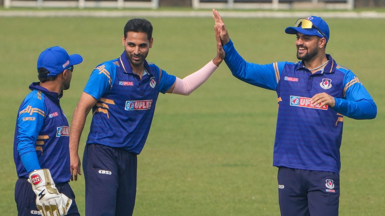 India vs New Zealand 1st T20I: ભુવનેશ્વર કુમારે 1430 દિવસ પછી ભારત માટે બોલિંગ કરી અને પહેલા 2 બોલ પર તેમણે એક ખાસ રેકોર્ડ પોતાને નામ કર્યો છે.