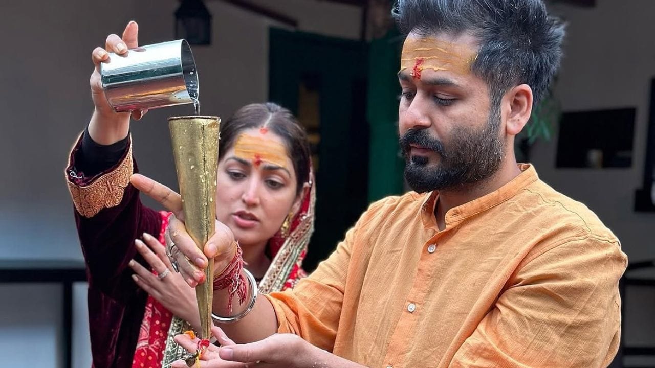 યામી ગૌતમનું 100 વર્ષ જૂનું હિમાચલી ઘર લાકડા અને પથ્થરથી બનેલું છે. આ ઘર બગીચાઓથી ઘેરાયેલું છે જ્યાં સફરજન અને પીચ થી લઈને આદુ સુધીની દરેક વસ્તુ ઉગાડવામાં આવે છે.