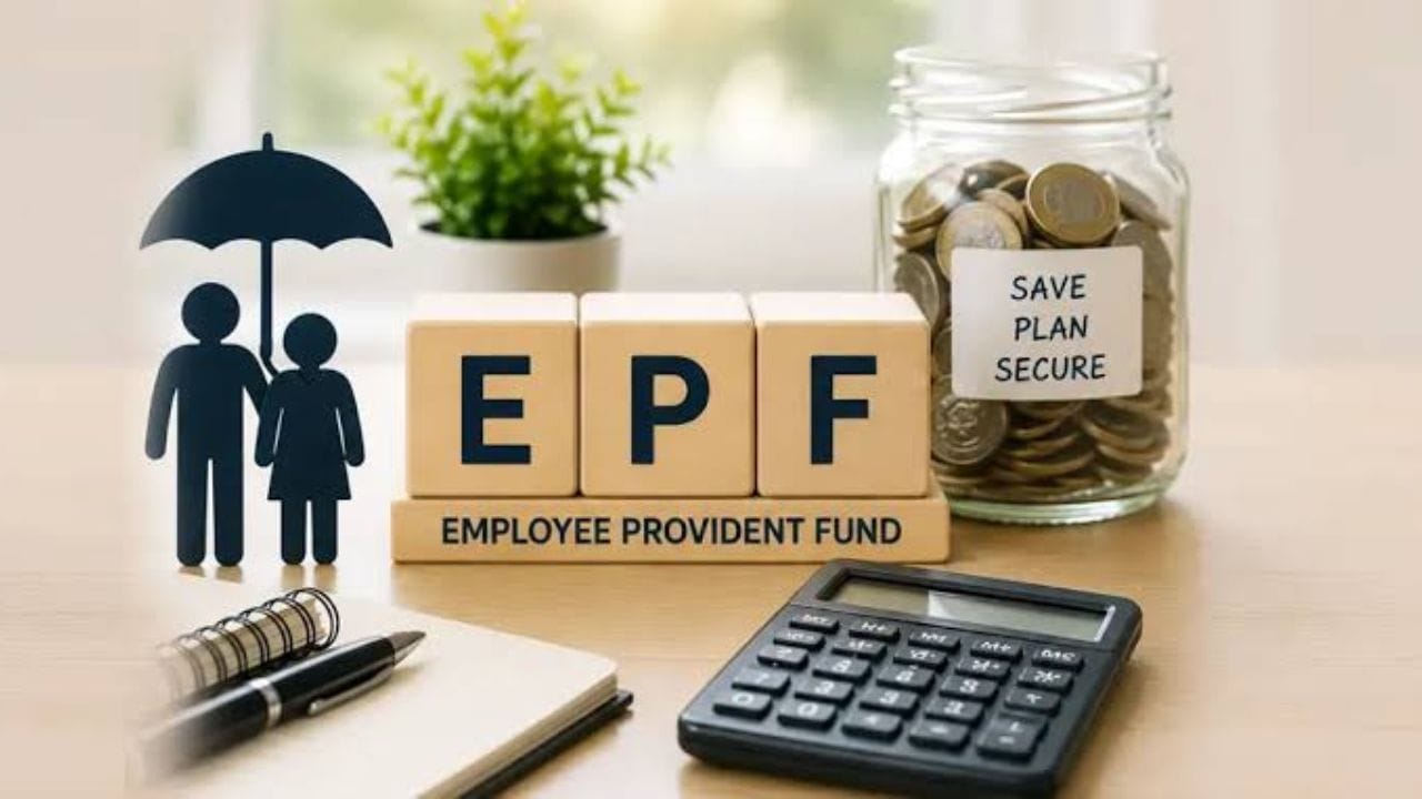 કર્મચારી ભવિષ્ય નિધિ એટલે કે EPF નોકરી કરતા લોકો માટે બચતનો લોકપ્રિય વિકલ્પ છે. તેમાં નક્કી કરાયેલા વ્યાજદરના આધારે રકમ વધે છે અને શેરબજારના સીધા જોખમથી બચી શકાય છે. નાણાકીય વર્ષ 2025-26 માટે EPF પર 8.25 ટકા વ્યાજદર જાહેર કરવામાં આવ્યો હતો.