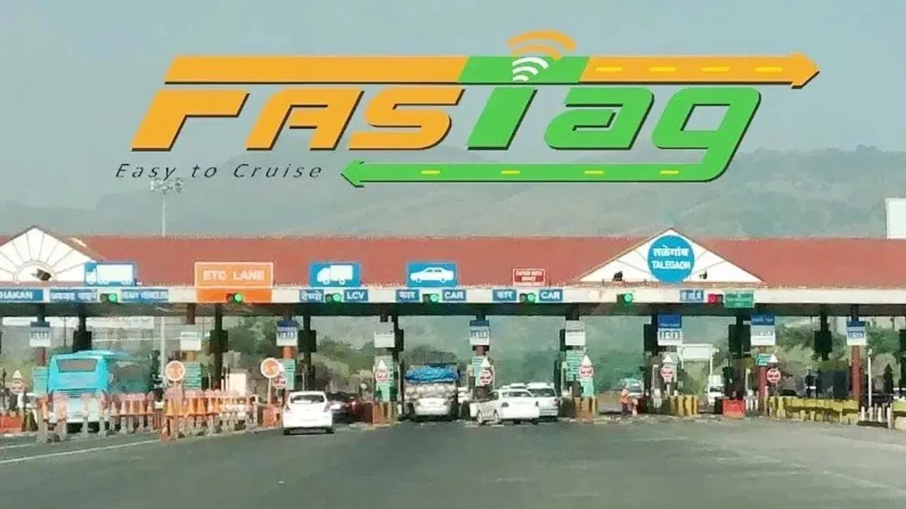 FASTag વાર્ષિક પાસનો નવો રેકોર્ડ : સરકારે અન્ય એક રસપ્રદ માહિતી પણ આપી છે: બિન-વ્યાવસાયિક વાહનો માટે શરૂ કરવામાં આવેલા FASTag વાર્ષિક પાસનો ઉપયોગ હવે 10 મિલિયન (1 કરોડ) થી વધુ વપરાશકર્તાઓ કરી રહ્યા છે. ₹3,075 ની કિંમતનો આ પાસ એક વર્ષ અથવા 200 ટોલ પ્લાઝા ક્રોસિંગ સુધી માન્ય રહેશે. તેને 'Rajmargyatra' (રાજમાર્ગયાત્રા) એપ દ્વારા તમારા હાલના FASTag પર સરળતાથી સક્રિય કરી શકાય છે, જેનાથી વારંવાર રિચાર્જ કરવાની ઝંઝટમાંથી મુક્તિ મળે છે.