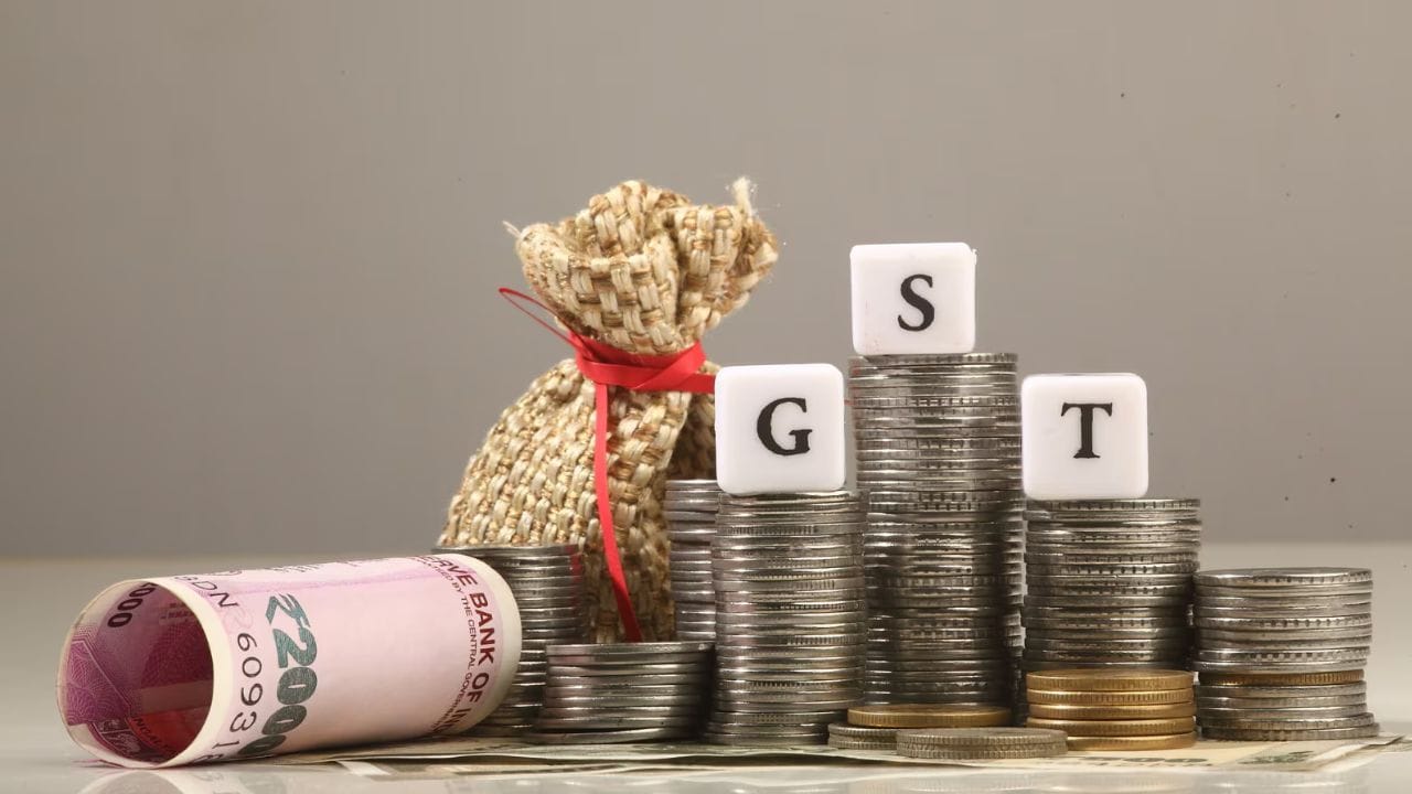 ભારતનો 'ગુડ્સ એન્ડ સર્વિસીસ ટેક્સ' (GST) વિવિધ પ્રકારની વસ્તુઓ અને સેવાઓ પર લાગુ થાય છે. જોકે, કેટલીક વસ્તુઓ GSTમાંથી મુક્ત છે અથવા તેના પર 0%ના દરે કર લાગે છે. તેમાં પાયાની ખાદ્ય સામગ્રી, આરોગ્યસંભાળ સેવાઓ, શિક્ષણ સંબંધિત સેવાઓ અને પરંપરાગત વસ્તુઓનો સમાવેશ થાય છે. આવી વસ્તુઓને GSTના દાયરાની બહાર રાખવાનો મુખ્ય ઉદ્દેશ્ય આવશ્યક વસ્તુઓ અને સેવાઓને વધુ સસ્તું બનાવવાનો છે.