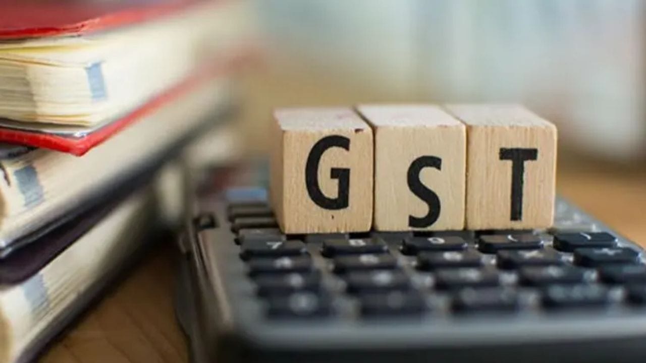 GST માળખું અમુક દવાઓ અને તબીબી ઉત્પાદનો માટે પણ રાહત આપે છે. અહેવાલો સૂચવે છે કે મેડિકલ-ગ્રેડ ઓક્સિજન તેમજ કેન્સર અને દુર્લભ રોગોની સારવારમાં વપરાતી 33થી વધુ જીવનરક્ષક દવાઓ પર નોંધપાત્ર કર રાહત આપવામાં આવી છે. માનવ રક્ત, ગર્ભનિરોધક સાધનો અને સાંભળવાના મશીનો (hearing aids) જેવી અન્ય વસ્તુઓ પણ લાગુ પડતી કર મુક્તિના દાયરામાં આવે છે. GSTમાં તાજેતરમાં કરવામાં આવેલા સુધારાઓ હેઠળ, ચોક્કસ નિયમો અને શ્રેણીઓને આધીન રહીને વ્યક્તિગત સ્વાસ્થ્ય અને જીવન વીમા પોલિસીઓ માટે પણ નોંધપાત્ર કર રાહત આપવામાં આવી છે.