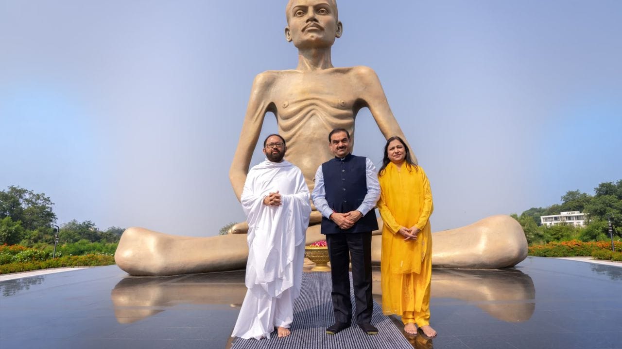 નવરાત્રી પર્વે ગૌતમ અદાણી અને ડૉ. પ્રીતિ અદાણીએ દક્ષિણ ગુજરાતના શ્રીમદ રાજચંદ્ર આશ્રમની લીધી મુલાકાત