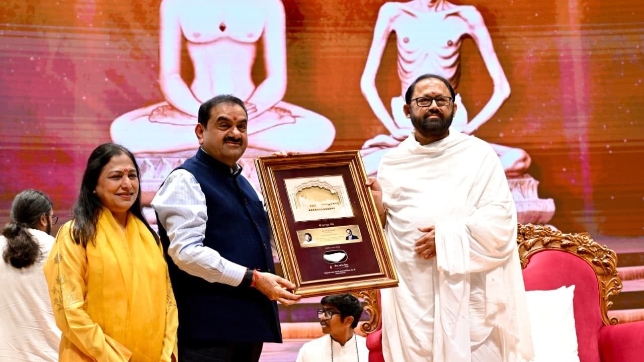 નવરાત્રીના પવિત્ર પર્વ નિમિત્તે અદાણી ગ્રૂપના ચેરમેન ગૌતમ અદાણી અને અદાણી ફાઉન્ડેશનના ચેરપર્સન ડૉ. પ્રીતિ અદાણીએ દક્ષિણ ગુજરાત સ્થિત 'શ્રીમદ રાજચંદ્ર મિશન ધરમપુર' (SRMD) ની મુલાકાત લીધી હતી. આ મુલાકાત દરમિયાન બંનેએ મિશનના સંસ્થાપક પૂજ્ય ગુરુદેવશ્રી રાકેશજીના દર્શન કરી આશીર્વાદ પ્રાપ્ત કર્યા હતા. આ મુલાકાતમાં સેવા, યુવા વિકાસ, આદિવાસી મહિલાઓના ઉત્થાન અને વંચિત સમુદાયોના કલ્યાણ માટેના સંભવિત સહયોગ અંગે ઊંડાણપૂર્વક ચર્ચા કરવામાં આવી હતી.