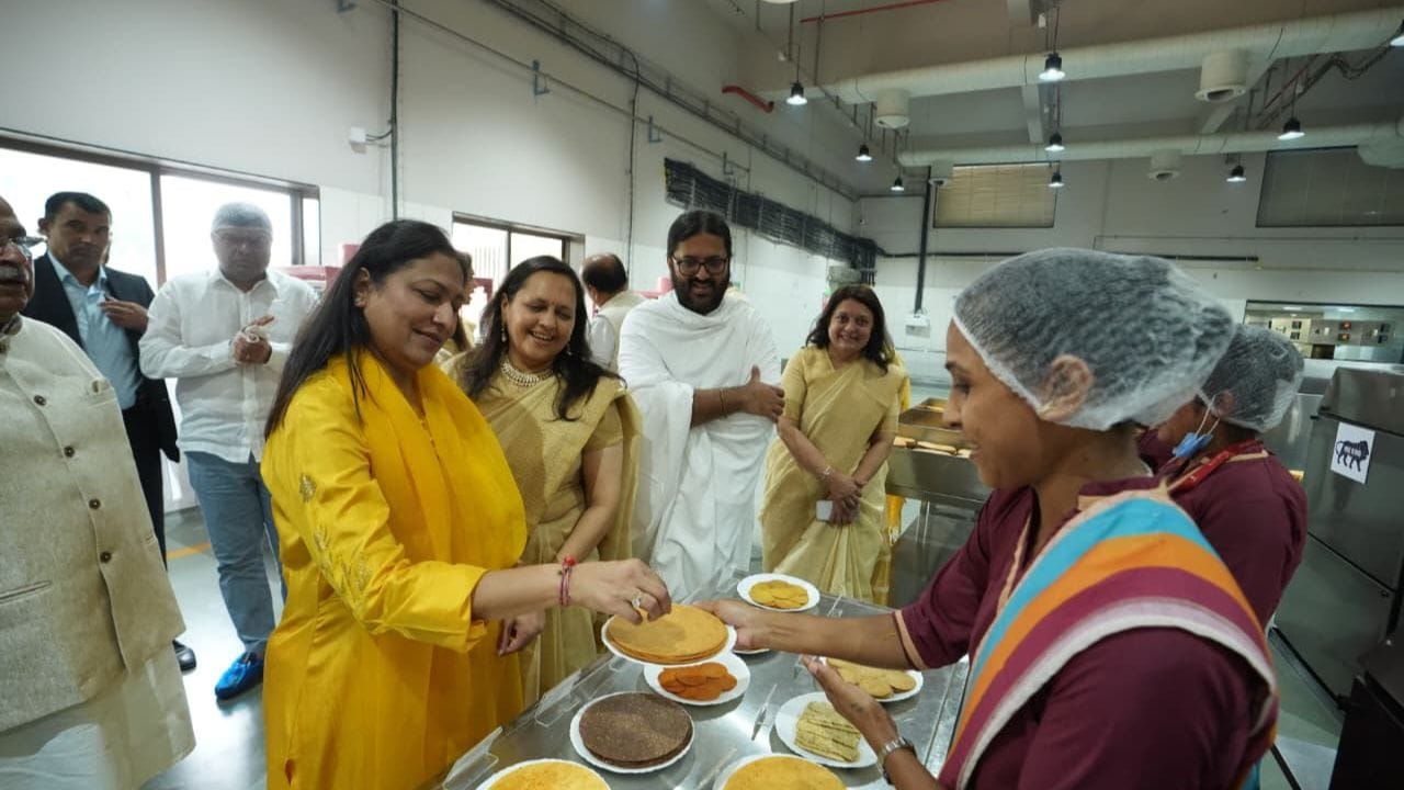ગૌતમ અદાણીએ મિશનની માનવતાવાદી શાખા ‘શ્રીમદ રાજચંદ્ર લવ એન્ડ કેર’ (SRLC) સાથે વિવિધ ક્ષેત્રોમાં સંયુક્ત કામગીરી માટે ઉત્સુકતા દર્શાવી હતી. ડૉ. પ્રીતિ અદાણીએ ખાસ કરીને ‘વિઝન કેર’ (દ્રષ્ટિ સુરક્ષા) પહેલ પર અદાણી ફાઉન્ડેશન સાથે મળીને સંભવિત ભાગીદારી અંગે વિસ્તૃત ચર્ચા કરી હતી.