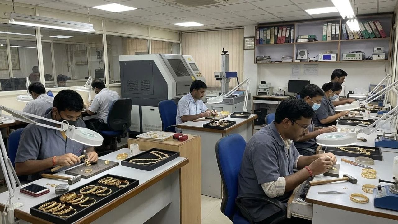 સારી વાત એ છે કે, આ વ્યવસાય માટે તમને સરકાર તરફથી નાણાકીય સહાય પણ મળશે. સામાન્ય ક્ષેત્રોમાં ખાનગી અરજદારોને મશીનરી અને સાધનોની કુલ કિંતના 30 ટકા અને સાર્વજનિક ઉપક્રમોને 50 ટકા સહાય મળશે. ઉત્તર પૂર્વના રાજ્યો, વિશેષ શ્રેણી વાળા રાજ્યો અને ગ્રામીણ ક્ષેત્રોમાં ખાનગી અરજદારોને 50 ટકા તેમજ PSU ને 75 ટકા સુધીની સહાય આપવામાં આવશે.