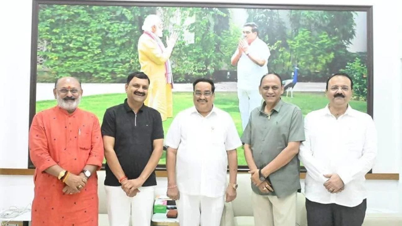 Breaking News : રાજકારણની બદલાતી તસવીર! રાજકોટના નેતાઓની કેન્દ્રીય મંત્રી સી.આર પાટીલ સાથે મુલાકાત કેમ બની ચર્ચાનો વિષય, જાણો
