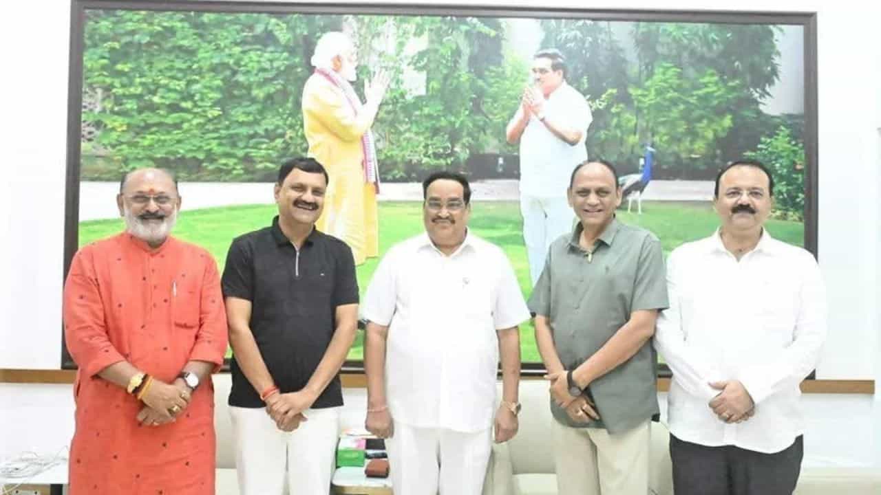 Breaking News : રાજકારણની બદલાતી તસવીર! રાજકોટના નેતાઓની કેન્દ્રીય મંત્રી સી.આર પાટીલ સાથે મુલાકાત કેમ બની ચર્ચાનો વિષય, જાણો