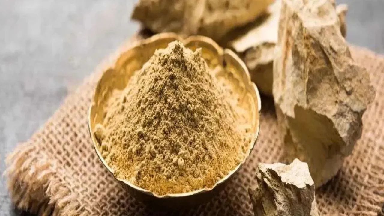 ચહેરા પર નિખાર લાવવા અને ઓઇલ હટાવવા માટે મોટાભાગના લોકો મુલતાની માટીનો ઉપયોગ કરે છે. સાથે જ ઘણા લોકોનું માનવું છે કે, તેને લગાવવાથી સ્કિન સાફ અને ફ્રેશ રહે છે. તમને જણાવી દઈએ કે, દરેક વ્યક્તિની સ્કિન અલગ હોય છે અને મુલતાની માટી દરેક પ્રકારની સ્કિન માટે યોગ્ય હોતી નથી. ખોટી રીતે અથવા વારંવાર તેનો ઉપયોગ કરવાથી સ્કિનમાં શુષ્કતા (ડ્રાયનેસ), ખેંચાણ અને બળતરા જેવી સમસ્યાઓ થઈ શકે છે. આ બધા વચ્ચે સવાલ એ છે કે, મુલતાની માટીનો ઉપયોગ કયા લોકોએ ન કરવો જોઈએ? સાથે જ તેનો ઉપયોગ કરતી વખતે કઈ બાબતોનું ધ્યાન રાખવું જરૂરી છે?