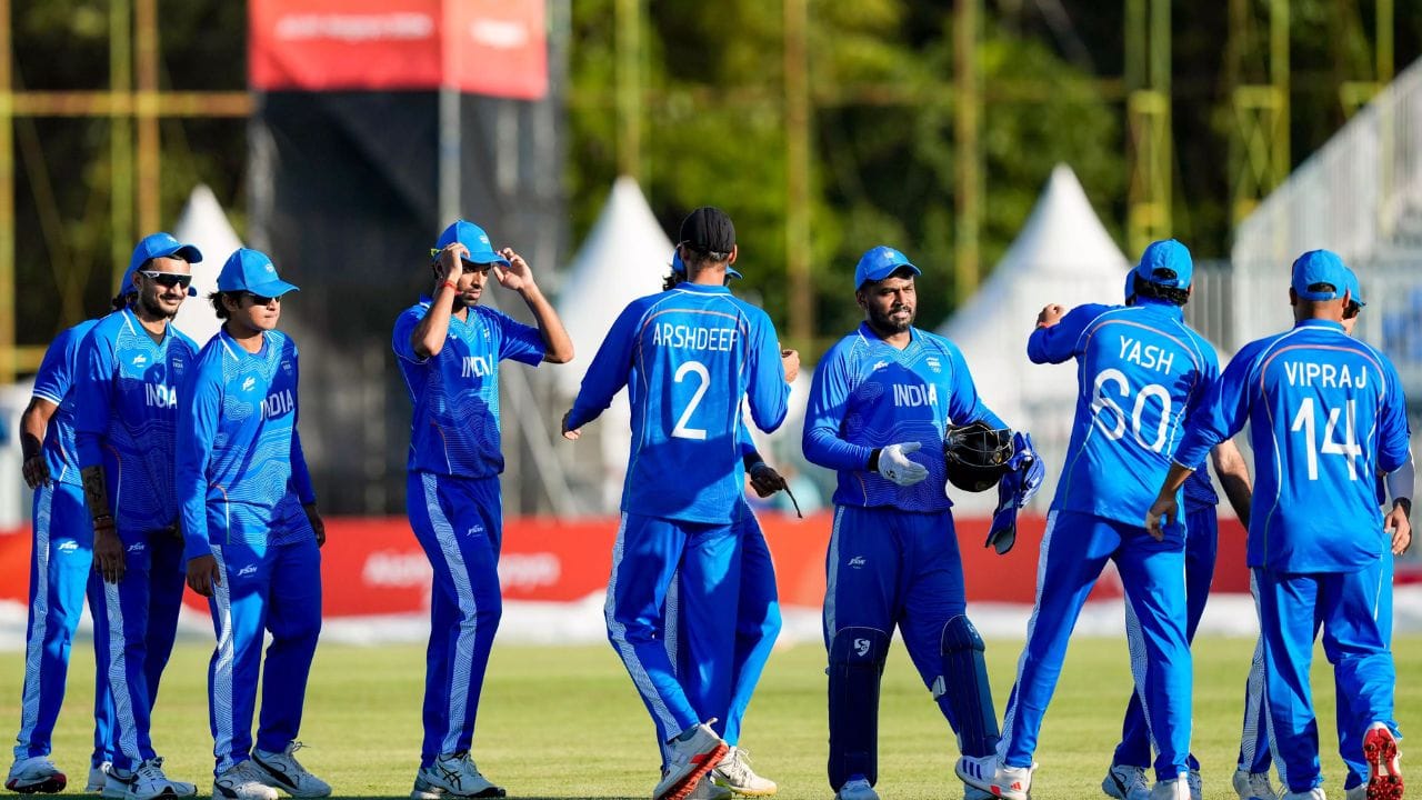 IND vs PAK મેચ ક્યારે શરૂ થશે? : એશિયન ગેમ્સ 2026માં ભારત અને પાકિસ્તાન વચ્ચેની ગોલ્ડ મેડલ મેચ નિશિનના કોરોગી સ્પોર્ટ્સ પાર્કમાં રમાશે. આ મેચ આજે, 3 ઓક્ટોબરે સવારે 10:00 વાગ્યે શરૂ થશે. બંને ટીમોના કેપ્ટન સવારે 9:30 વાગ્યે ટોસ માટે મેદાન પર પહોંચી હતી. જેમાં ભારતે ટોસ જીતી બેટિંગ પસંદ કર્યું છે.