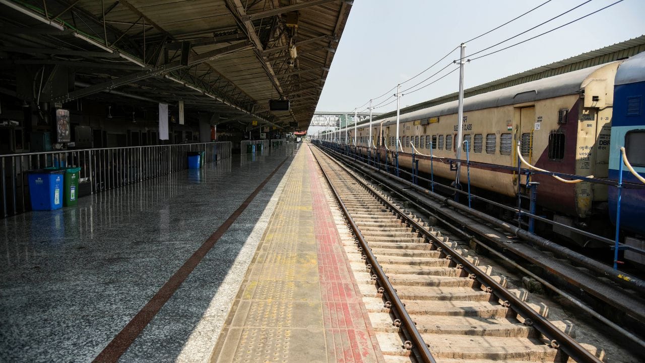 ટ્રેન ક્યાંથી પસાર થશે?માહિતી અનુસાર, ટ્રેન નં. 12205/12206વારાણસી-સાબરમતી સુપરફાસ્ટ એક્સપ્રેસ અનેક મોટા શહેરોમાંથી પસાર થશે. તે ખાસ કરીને ગોવિંદપુરી, ટુંડલા, ભરતપુર, જયપુર, અજમેર અને આબુ રોડ થઈને ચાલશે. 