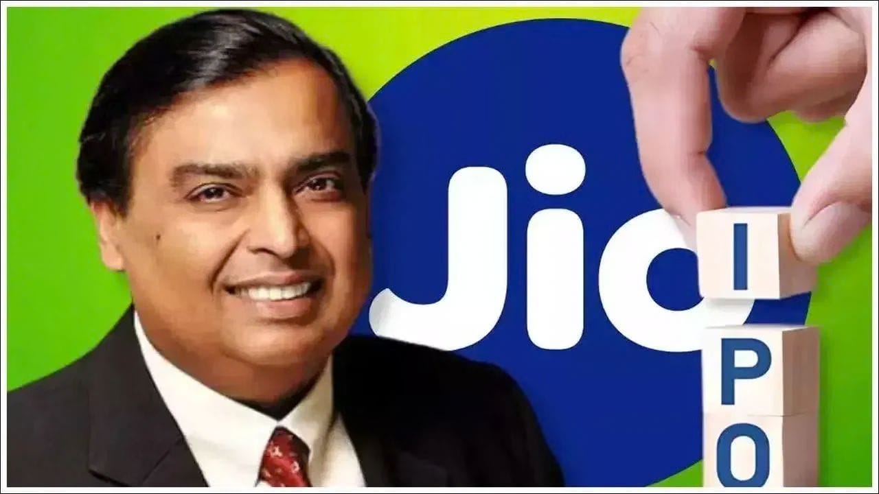 IPO 21 ઓક્ટોબરે ખુલ્યો છે અને 23 ઓક્ટોબર, 2026ના રોજ બંધ થશે. શેરની ફાળવણી 26 ઓક્ટોબરે અને BSE તથા NSE પર લિસ્ટિંગ 28 ઓક્ટોબરે થવાની અપેક્ષા છે. કંપની આ IPO દ્વારા આશરે ₹30,213 કરોડ એકત્ર કરવાની યોજના ધરાવે છે. તેમાંથી લગભગ ₹27,500 કરોડનો ઉપયોગ રિલાયન્સ જિયો ઇન્ફોકોમનું દેવું ચૂકવવા માટે કરવામાં આવશે. પાત્ર કર્મચારીઓ માટે પણ ₹500 કરોડના શેર અનામત રાખવામાં આવ્યા છે. રોકાણકારો માટે મહત્ત્વની નોંધ: IPOમાં અરજી કરતાં પહેલાં કંપનીના સત્તાવાર RHP, પાત્રતાની શરતો અને જોખમોની વિગતો તપાસવી જરૂરી છે. શેરની ફાળવણી અને લિસ્ટિંગથી નફો થવાની કોઈ ખાતરી નથી.