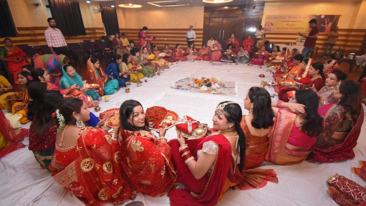 Karwa Chauth 2026 : શું તમે પહેલી વાર કરવા ચોથનું વ્રત રાખવાના છો? સરગી થાળી સાથે સંબંધિત નિયમો જાણી લો