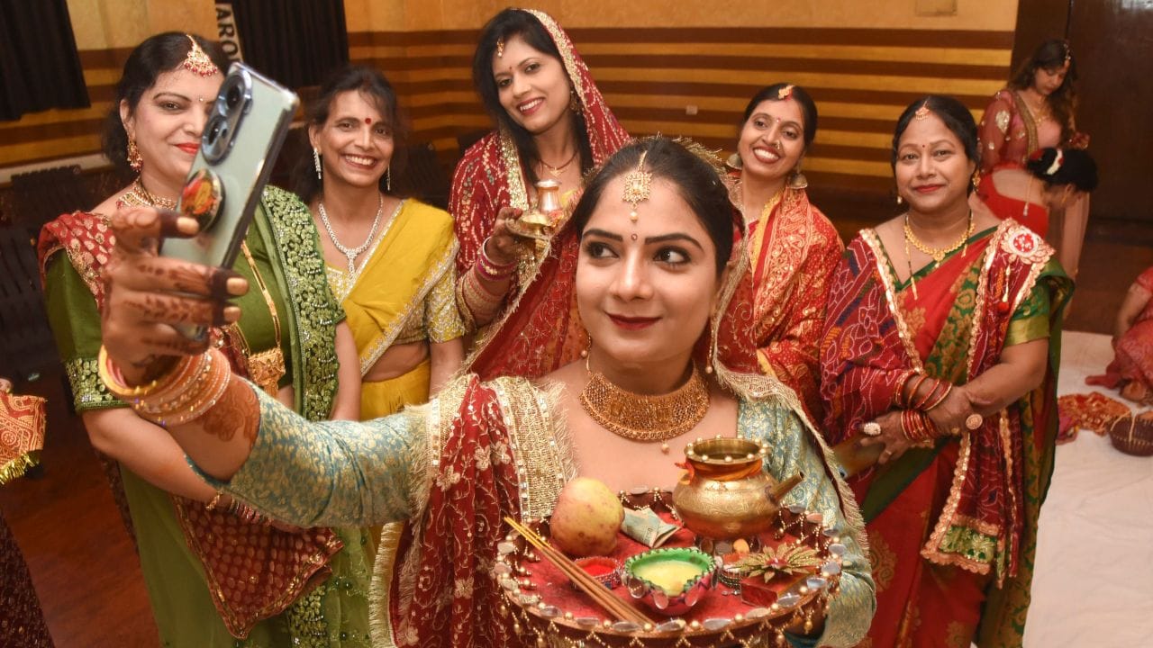 ચાંદના દર્શન અને પ્રાર્થના કર્યા વિના ઉપવાસ પૂર્ણ માનવામાં આવતો નથી. ક્યારેક, ખરાબ હવામાન અથવા વરસાદને કારણે ચાંદ દેખાતો નથી. આ પ્રશ્ન ઉભો કરે છે.જો ચાંદ દેખાતો નથી તો ઉપવાસ કરતી મહિલાઓએ શું કરવું જોઈએ? 