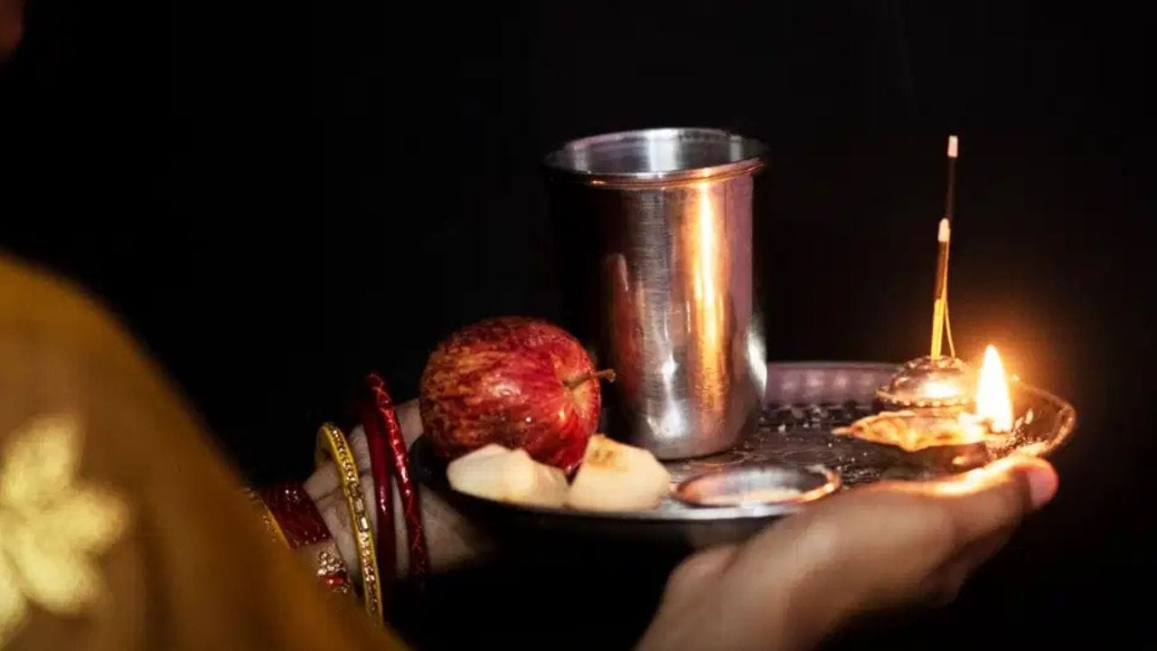 જો તમારા શહેરમાં ચાંદ વાદળોની પાછળ છુપાયેલો હોય અને તમે તેને જોઈ શકતા નથી, તો તમે આ પગલાંઓનું પાલન કરીને તરત જ તમારા કરવા ચોથના ઉપવાસને તોડી શકો છો.