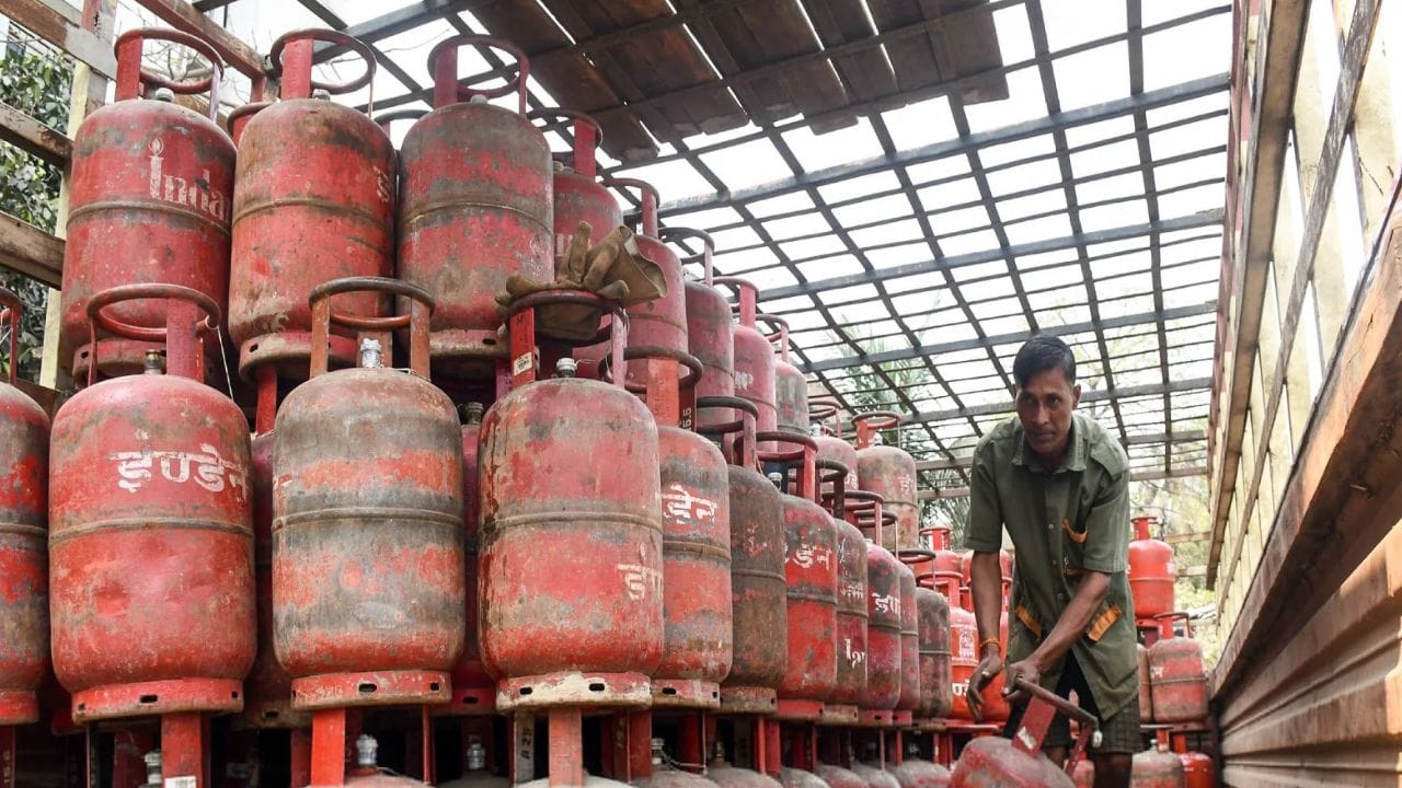 જો તમે સરકાર દ્વારા આપવામાં આવતી LPG સબસિડીનો લાભ લેવા માંગતા હો, તો બાયોમેટ્રિક આધાર ઈ-KYC પૂર્ણ કરવું ફરજિયાત છે. જેમણે પહેલેથી જ તેમનું ઈ-KYC પૂર્ણ કરી લીધું છે, તેમણે ફરીથી કરવાની જરૂર નથી. Indane (Indian Oil) ના ગ્રાહકો 'IndianOil ONE' એપ દ્વારા, Bharatgas ના ગ્રાહકો 'HelloBPCL' એપ દ્વારા અને HP Gas ના ગ્રાહકો 'HP PAY' એપ દ્વારા e-KYC પૂર્ણ કરી શકે છે. વૈકલ્પિક રીતે, તમે તમારી ગેસ એજન્સીની મુલાકાત લઈને અથવા તમારા ડિલિવરી વ્યક્તિ દ્વારા પણ આ પ્રક્રિયા પૂર્ણ કરી શકો છો.