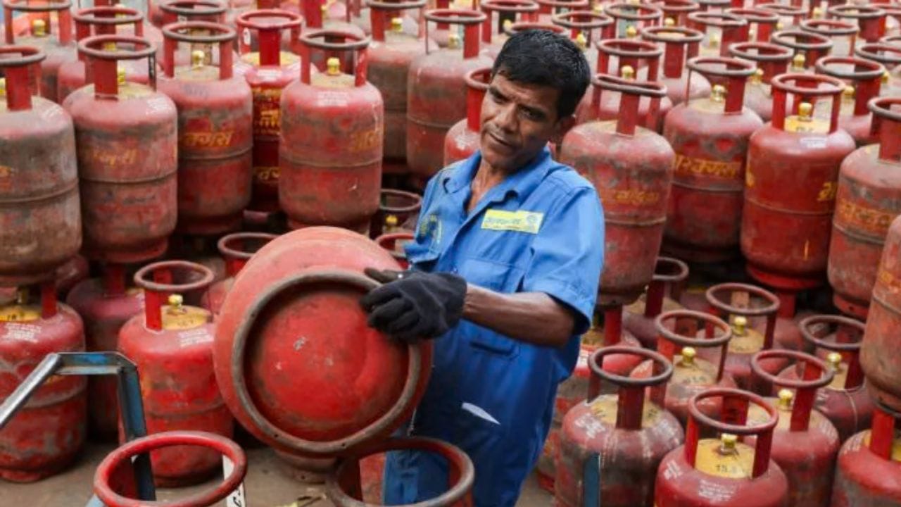 જો તમે ઘરમાં LPG સિલિન્ડરનો ઉપયોગ કરો છો અથવા તમારી પાસે PNG કનેક્શન છે, તો આ માહિતી તમારા માટે ખૂબ જ મહત્વપૂર્ણ છે. 1લી નવેમ્બર, 2026થી LPG સિલિન્ડરની કિંમતો, બુકિંગ, ડિલિવરી વેરિફિકેશન અને આધાર ઈ-KYC (Aadhaar e-KYC) સંબંધિત કેટલાક મહત્વપૂર્ણ નિયમો અમલમાં આવશે.