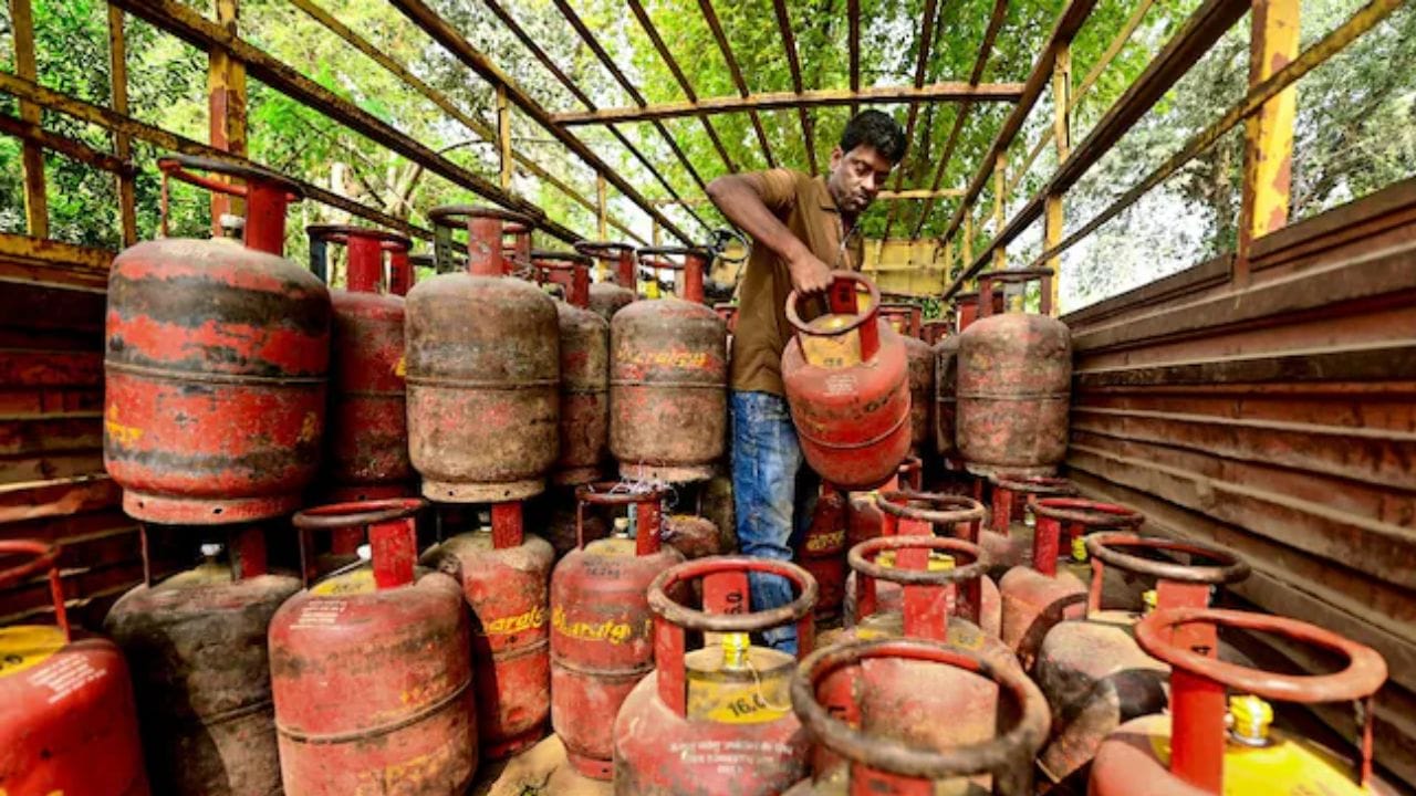 જો તમે ઘરમાં LPG સિલિન્ડરનો ઉપયોગ કરો છો અથવા તમારી પાસે PNG કનેક્શન છે, તો આ માહિતી તમારા માટે ખૂબ જ મહત્વપૂર્ણ છે. 1લી નવેમ્બર, 2026થી LPG સિલિન્ડરની કિંમતો, બુકિંગ, ડિલિવરી વેરિફિકેશન અને આધાર ઈ-KYC સંબંધિત કેટલાક મહત્વપૂર્ણ નિયમો અમલમાં આવશે. ઓઈલ માર્કેટિંગ કંપનીઓ (OMCs) દર મહિનાની 1લી તારીખે ઘરેલું અને વ્યાપારી ગેસ સિલિન્ડરની કિંમતોની સમીક્ષા કરે છે. જાણો કે ૧લી નવેમ્બરથી કયા ફેરફારો લાગુ થઈ રહ્યા છે અને ગ્રાહકોએ કઈ બાબતોનું ધ્યાન રાખવું જરૂરી છે.