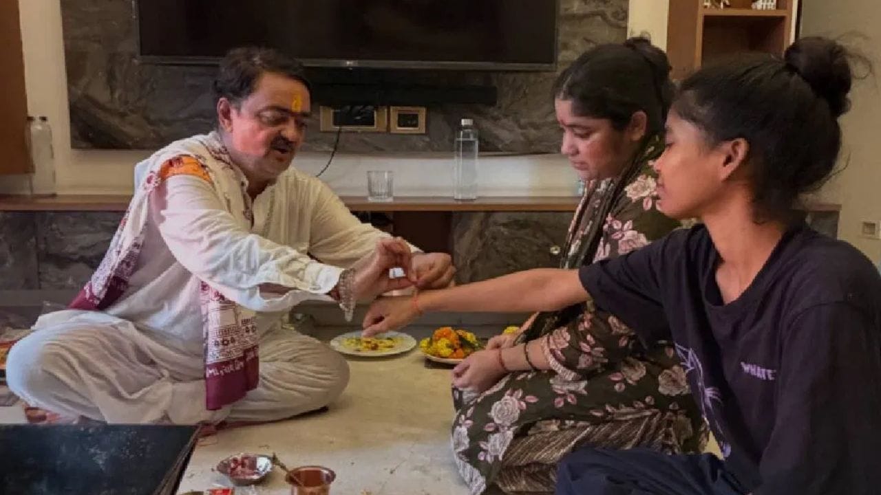 નવરાત્રિની પૂજાની તસવીરો દ્વારા ચાહકોને તેના અંગત જીવન અને ઘરની સુંદર ઝલક જોવા મળી છે. તેની પરંપરાગત પૂજાવિધિ, સાદગીભર્યો અંદાજ અને સુંદર ઘર સોશિયલ મીડિયા પર ચર્ચાનો વિષય બન્યાં છે.