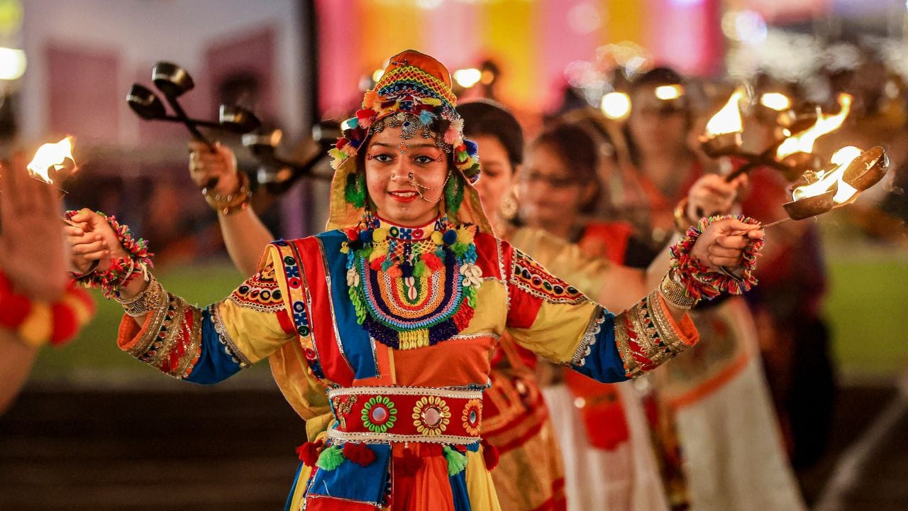 પહેલા દિવસે 11 ઓક્ટોમ્બર નારંગી રંગ નવરાત્રીના પહેલા દિવસે નારંગી રંગના કપડા પહેરા શુભ માનવામાં આવે છે. જે ઉર્જા અને ઉત્સાહનું પ્રતિક છે.