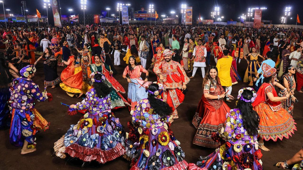 આઠમો દિવસ, 18 ઓક્ટોબર જાંબલી: મહાઅષ્ટમી પર જાંબલી રંગ પહેરો. તે મહત્વાકાંક્ષા સાથે સંકળાયેલ છે.