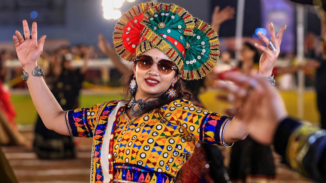 પાંચમો દિવસ, 15 ઓક્ટોબર, પીળો: પાંચમા દિવસે પીળા કપડાં પહેરો. પીળો રંગ ખુશી, ઉમંગ અને બુદ્ધિમતા સાથે સંકળાયેલ છે.